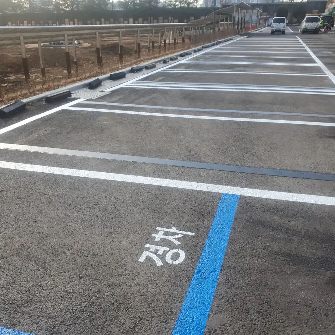 야외 주차장 주차선 라인도색 작업 현장